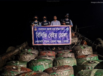 ভোলার দৌলতখানে মেঘনা নদীতে অভিযান চালিয়ে একটি ট্রলার থেকে আনুমানিক ৫ লাখ ৯৪ হাজার টাকা মূল্যের ৪ হাজার ৪০০ লিটার চোরাই পেট্রোল জব্দ করেছে কোস্টগার্ড।