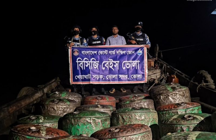 ভোলার দৌলতখানে মেঘনা নদীতে অভিযান চালিয়ে একটি ট্রলার থেকে আনুমানিক ৫ লাখ ৯৪ হাজার টাকা মূল্যের ৪ হাজার ৪০০ লিটার চোরাই পেট্রোল জব্দ করেছে কোস্টগার্ড।