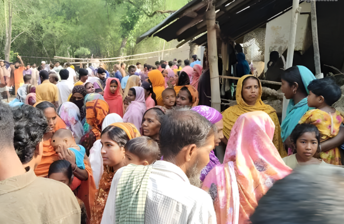 নওগাঁর নিয়ামতপুরে গতকাল সোমবার রাতে এক পরিবারের স্বামী-স্ত্রী ও তাদের দুই শিশু সন্তানকে গলা কেটে নৃশংসভাবে হত্যা করেছে দুর্বৃত্তরা। পুলিশ ঘটনাস্থল থেকে মরদেহ উদ্ধার করে তদন্ত শুরু করেছে।