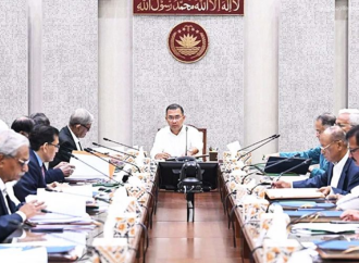 প্রধানমন্ত্রী তারেক রহমানের সভাপতিত্বে আজ নতুন সরকারের প্রথম একনেক বৈঠক অনুষ্ঠিত হচ্ছে, যেখানে ১৭টি গুরুত্বপূর্ণ উন্নয়ন প্রকল্প অনুমোদনের জন্য উপস্থাপন করা হয়েছে।