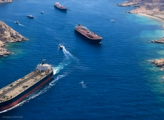 যুক্তরাষ্ট্রের কঠোর অর্থনৈতিক ও বাণিজ্যিক অবরোধ উপেক্ষা করে হরমুজ প্রণালি অতিক্রম করছে ইরানের পতাকাবাহী জাহাজ ‘শুজা-টু’। জাহাজটি ইরানের শহীদ রাজায়ী বন্দর থেকে ভারতের কান্ডলা বন্দরের উদ্দেশ্যে যাত্রা শুরু করেছে।