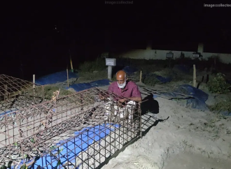 মুন্সীগঞ্জের টঙ্গীবাড়িতে বজ্রপাতে নিহত সন্তানের লাশ চুরির ভয়ে রাত জেগে কবর পাহারা দিচ্ছেন বৃদ্ধ বাবা জসিম খান। এমনকি অসুস্থ শরীরে নিজে থাকার পাশাপাশি ঋণ করে লোক রেখেও এই পাহারার ব্যবস্থা করেছেন তিনি, যা এলাকায় ব্যাপক চাঞ্চল্য ও ক্ষোভের সৃষ্টি করেছে।