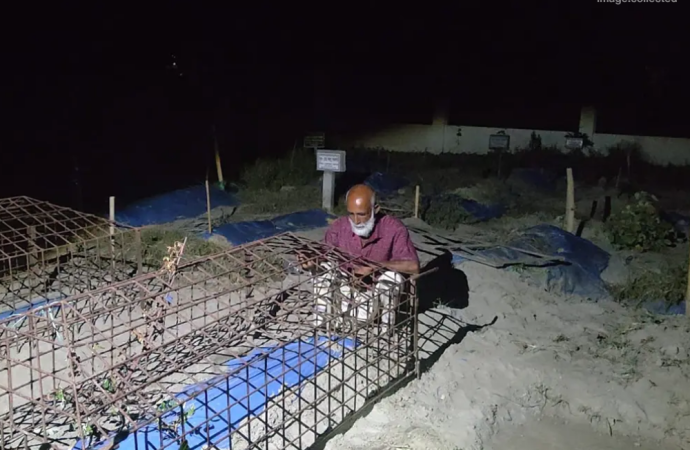 মুন্সীগঞ্জের টঙ্গীবাড়িতে বজ্রপাতে নিহত সন্তানের লাশ চুরির ভয়ে রাত জেগে কবর পাহারা দিচ্ছেন বৃদ্ধ বাবা জসিম খান। এমনকি অসুস্থ শরীরে নিজে থাকার পাশাপাশি ঋণ করে লোক রেখেও এই পাহারার ব্যবস্থা করেছেন তিনি, যা এলাকায় ব্যাপক চাঞ্চল্য ও ক্ষোভের সৃষ্টি করেছে।