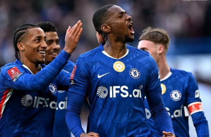 এফএ কাপের কোয়ার্টার ফাইনালে নিজেদের চেয়ে ৬২ ধাপ পিছিয়ে থাকা পোর্ট ভেলেকে ৭-০ গোলে বিধ্বস্ত করে সেমিফাইনাল নিশ্চিত করেছে চেলসি