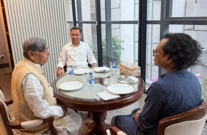 বিশ্ব বই ও কপিরাইট দিবসে প্রধানমন্ত্রী তারেক রহমানের সঙ্গে এক গুরুত্বপূর্ণ বৈঠক করেছেন বিশ্বসাহিত্য কেন্দ্রের প্রতিষ্ঠাতা অধ্যাপক আবদুল্লাহ আবু সায়ীদ।