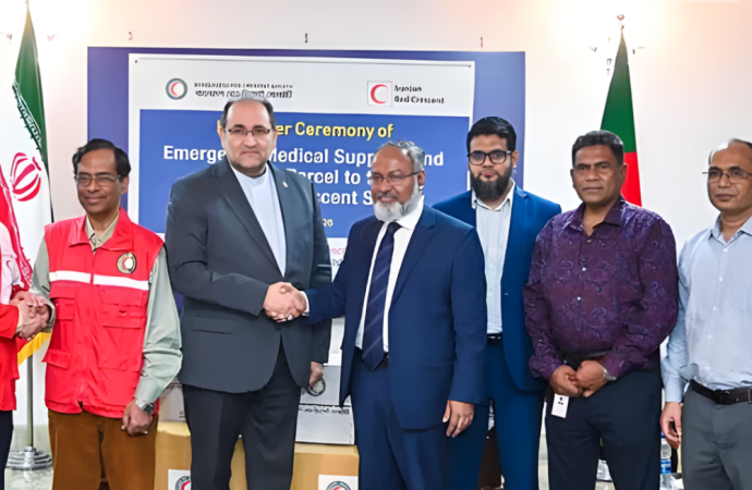 মধ্যপ্রাচ্যের চলমান উত্তজনা ও যুদ্ধাবস্থায় ইরানের আহত জনগণের সহায়তায় জরুরি ওষুধ ও চিকিৎসাসামগ্রী পাঠিয়েছে বাংলাদেশ সরকার।