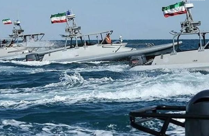 কৌশলগতভাবে গুরুত্বপূর্ণ হরমুজ প্রণালিতে সামুদ্রিক নিয়ম লঙ্ঘনের অভিযোগে দুটি জাহাজ জব্দ করেছে ইরানের ইসলামিক রেভল্যুশনারি গার্ড কর্পস (আইআরজিসি)।