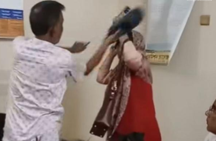 রাজশাহীর দুর্গাপুরে দাওকান্দি সরকারি বিশ্ববিদ্যালয় কলেজে ঢুকে ভাঙচুর ও শিক্ষিকার সাথে অশোভন আচরণের অভিযোগে জয়নগর ইউনিয়ন বিএনপির সহসভাপতি আকবর আলীকে বহিষ্কার করা হয়েছে।