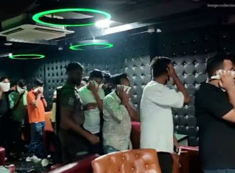 রাজধানীর উত্তরার একটি বারে অভিযান চালিয়ে অন্তত ১৪০ জনকে আটক করেছে পুলিশ। 