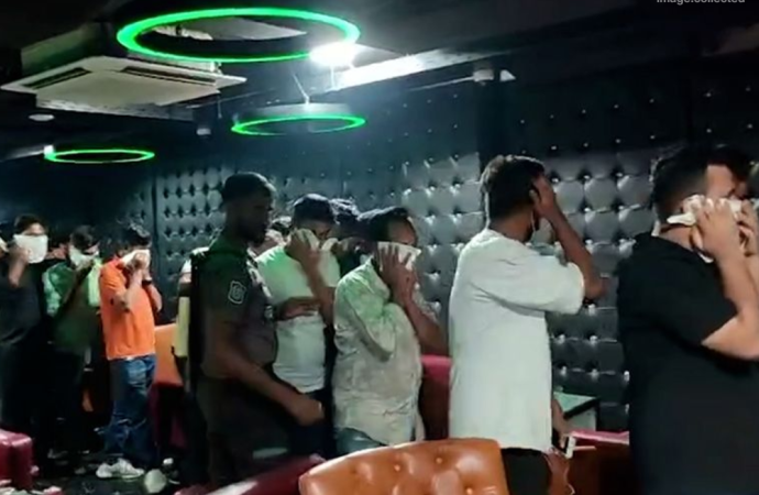 রাজধানীর উত্তরার একটি বারে অভিযান চালিয়ে অন্তত ১৪০ জনকে আটক করেছে পুলিশ। 