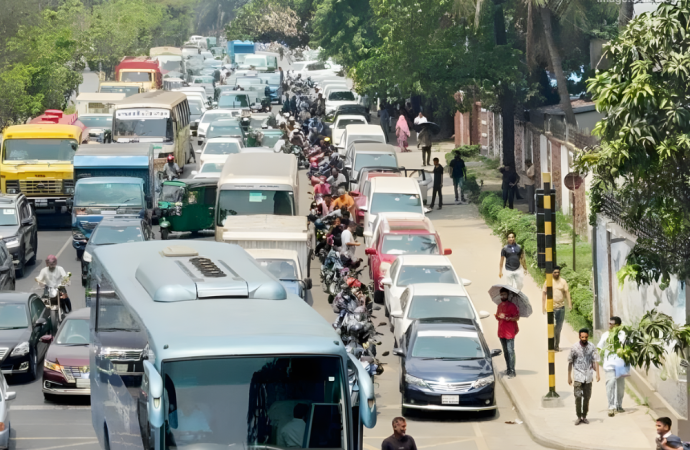রাজধানীর ফিলিং স্টেশনগুলোতে জ্বালানি তেলের সরবরাহ বৃদ্ধি পেলেও ভোগান্তি পুরোপুরি কাটেনি।