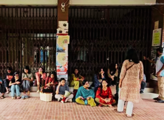জাবি প্রক্টরের পদত্যাগের দাবিতে প্রশাসনিক ভবনে তালা ঝুলিয়ে শিক্ষার্থীদের আন্দোলন