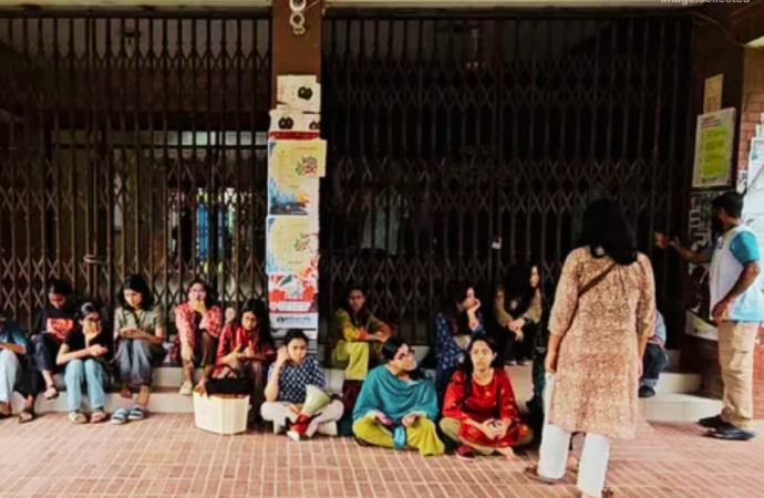 জাবি প্রক্টরের পদত্যাগের দাবিতে প্রশাসনিক ভবনে তালা ঝুলিয়ে শিক্ষার্থীদের আন্দোলন