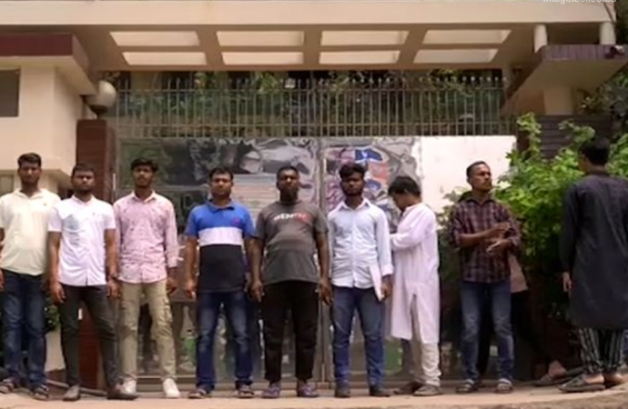 বিএমইটি কার্ড না পাওয়ায় লাওসগামী কর্মীদের বিদেশযাত্রা অনিশ্চিত, কাকরাইলে ক্ষোভ