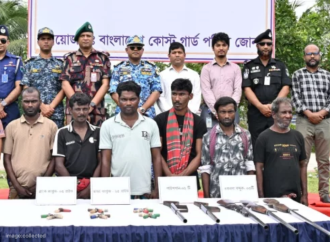 কোস্টগার্ডের কাছে অস্ত্র জমা দিয়ে আত্মসমর্পণ করল সুন্দরবনের ‘ছোট সুমন বাহিনী’