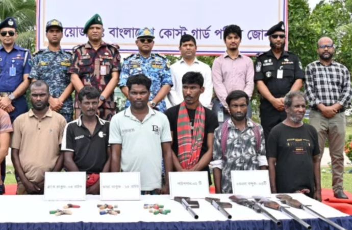 কোস্টগার্ডের কাছে অস্ত্র জমা দিয়ে আত্মসমর্পণ করল সুন্দরবনের ‘ছোট সুমন বাহিনী’