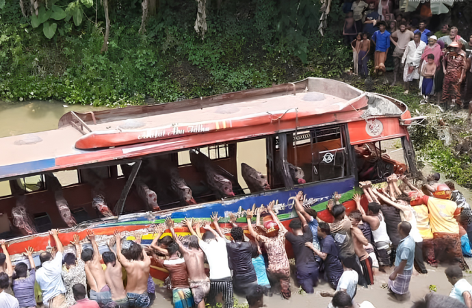কুষ্টিয়ায় বাস ও দুই ট্রাকের ভয়াবহ ত্রিমুখী সংঘর্ষ, ৫ জন নিহত