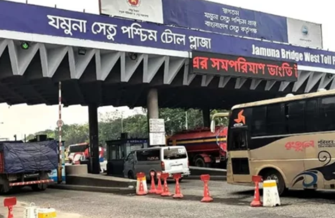 ঈদ উদযাপনে আপন নীড়ে ফিরছে মানুষ, যমুনা সেতুতে গাড়ির চাপ ও রেকর্ড টোল আদায়