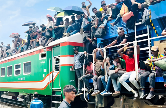 ঈদযাত্রায় স্বস্তিতে ঘরে ফিরছেন যাত্রীরা, আগামীকাল থেকে বাড়ছে বিশেষ ট্রেন