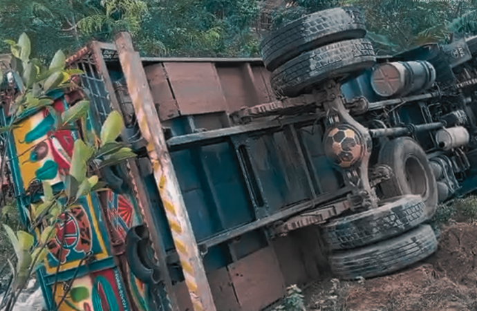 টাঙ্গাইলে রডবোঝাই ট্রাক উল্টে নিহত ১৫; ঈদে কম খরচে বাড়ি ফিরছিলেন হতভাগ্য শ্রমজীবীরা
