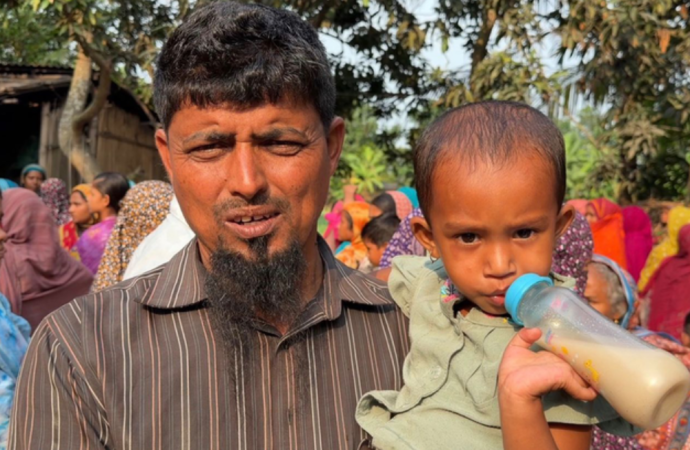 ফরিদপুরে গণপিটুনিতে নিহত ট্রাকচালক হান্নান শেখের এতিম শিশুকন্যা মুসলিমার পাশে দাঁড়িয়েছেন প্রধানমন্ত্রী তারেক রহমান; আজ সকালে ইউএনও ওই শিশুর বাড়িতে গিয়ে সহযোগিতার আশ্বাস দেন।