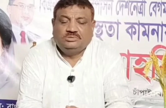 চাঁপাইনবাবগঞ্জের রহনপুরে অনলাইন আম বিক্রেতা ও ক্রেতাদের মধ্যে ব্যবসায়িক আস্থার সংকট কাটাতে বিশেষ ‘আম কার্ড’ চালুর ঘোষণা দিয়েছেন স্থানীয় বিএনপি নেতা আশরাফুল হক।
