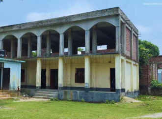 রাজবাড়ীর বালিয়াকান্দিতে সিঁড়ি ছাড়াই ৩৭ লাখ টাকা ব্যয়ে তালতলা সপ্তপল্লী উচ্চ বিদ্যালয়ের দোতলা ভবন নির্মাণের খবর পাওয়া গেছে। ফলে দীর্ঘ ৪ বছর ধরে ভবনের দ্বিতীয় তলা সম্পূর্ণ অকেজো হয়ে পড়ে আছে।