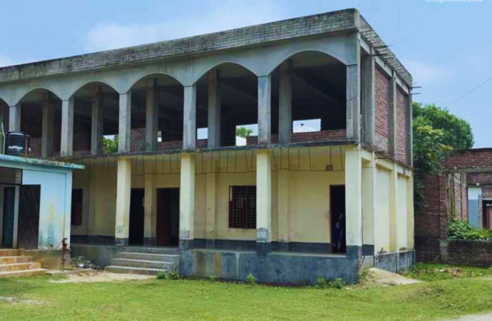 রাজবাড়ীর বালিয়াকান্দিতে সিঁড়ি ছাড়াই ৩৭ লাখ টাকা ব্যয়ে তালতলা সপ্তপল্লী উচ্চ বিদ্যালয়ের দোতলা ভবন নির্মাণের খবর পাওয়া গেছে। ফলে দীর্ঘ ৪ বছর ধরে ভবনের দ্বিতীয় তলা সম্পূর্ণ অকেজো হয়ে পড়ে আছে।