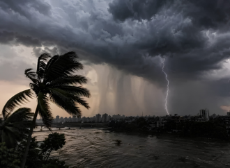 আগামী ৪৮ ঘণ্টার জন্য রাজধানী ঢাকাসহ দেশের চার বিভাগে ভারী থেকে অতি ভারী বৃষ্টিপাত এবং সারাদেশে কালবৈশাখী ঝড়ের সতর্কতা জারি করেছে আবহাওয়া অধিদফতর।