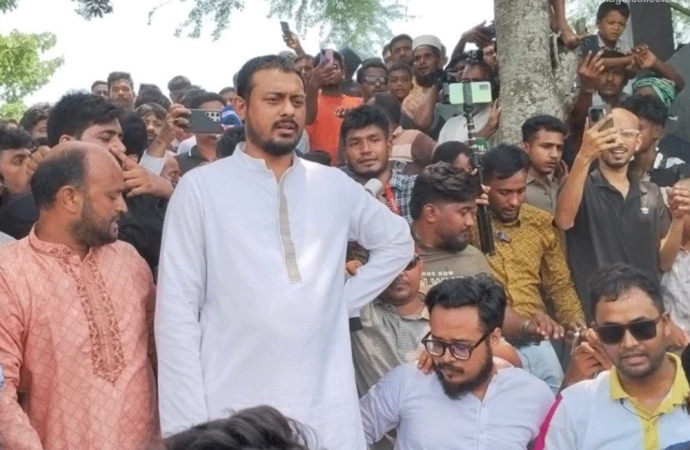 “বেনাপোলে এনসিপির মুখ্য সমন্বয়ক নাসীরুদ্দীন পাটওয়ারীর গাড়িতে চোরাগোপ্তা হামলা: ছাত্র ও যুবশক্তির ৪ নেতা-কর্মী আহত”