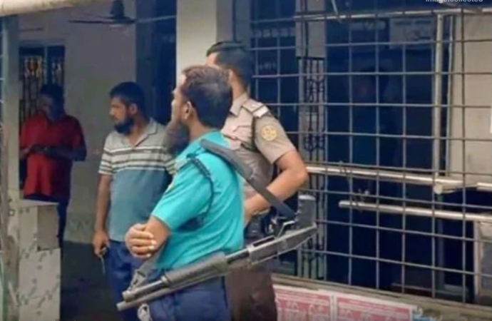 খুলনায় ওজোপাডিকো জামে মসজিদে ঢুকে দুই মুসল্লিকে গুলি, আশঙ্কাজনক অবস্থায় ব্যবসায়ী লোকমান হাকিম ঢাকায় স্থানান্তর