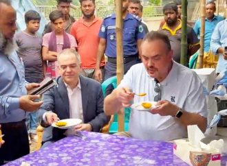 রাজশাহীর বিখ্যাত বানেশ্বর হাটে মার্কিন রাষ্ট্রদূত, তাজা আম চেখে মুগ্ধ হয়ে রপ্তানি বাড়ানোর পরামর্শ