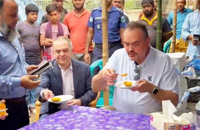 রাজশাহীর বিখ্যাত বানেশ্বর হাটে মার্কিন রাষ্ট্রদূত, তাজা আম চেখে মুগ্ধ হয়ে রপ্তানি বাড়ানোর পরামর্শ