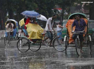 মধ্যরাত থেকে রেকর্ডভাঙা তুমুল বৃষ্টিতে তলিয়েছে রাস্তাঘাট, থমকে গেছে জনজীবন!