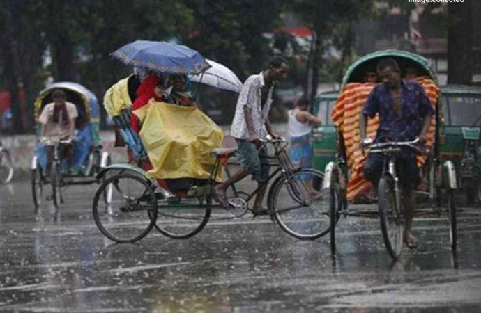 মধ্যরাত থেকে রেকর্ডভাঙা তুমুল বৃষ্টিতে তলিয়েছে রাস্তাঘাট, থমকে গেছে জনজীবন!