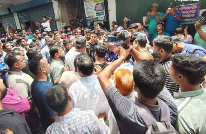 যশোরে জামায়াত এমপি গোলাম রসুলের বাসভবনে হামলা ও ভাঙচুর: সড়ক অবরোধে চরম ভোগান্তি