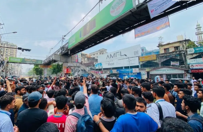 পরীক্ষা স্থগিত ও ১৪ গ্রেস মার্কের দাবিতে রণক্ষেত্র ঢাকা! শিক্ষামন্ত্রীর পদত্যাগ চেয়ে উত্তরা ও সায়েন্সল্যাব অবরোধ করল এইচএসসি পরীক্ষার্থীরা