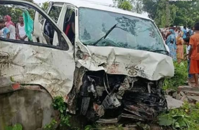 বিয়ে বাড়ির আনন্দ বিষাদে পরিণত! নীলফামারীতে নববধূকে নিয়ে ফেরার পথে মাইক্রোবাস দুর্ঘটনা, শিশুসহ নিহত ২
