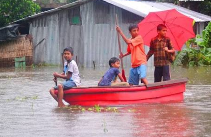 ৭ জেলায় বন্যা ও পাহাড়ধসে প্রাণহানি বেড়ে ৪৪, পানিবন্দি আড়াই লাখের বেশি পরিবার!