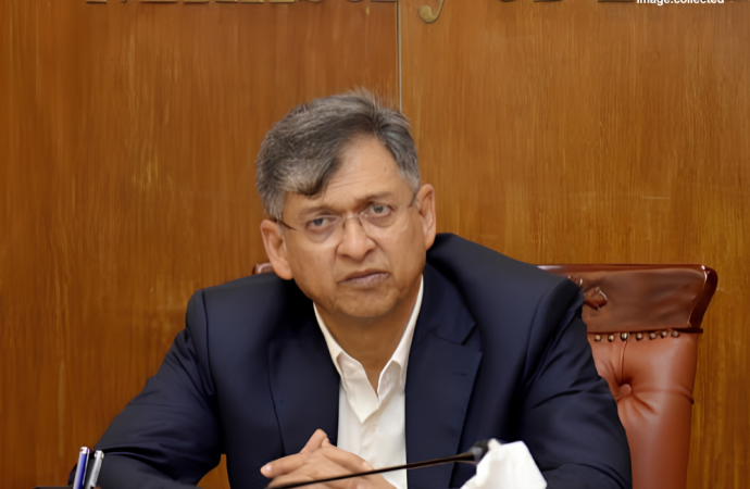 প্রশাসনকে রাজনীতিকরণের ধারা থেকে বের করার আহ্বান স্বরাষ্ট্রমন্ত্রীর! সরকারি কর্মকর্তা-কর্মচারীদের পক্ষপাতমুক্ত হয়ে কাজ করার নির্দেশ