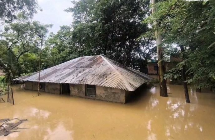 পাহাড় ও উপকূলে প্রকৃতির তাণ্ডব:ঢল ও বন্যায় বিপর্যস্ত ৪ জেলা, কক্সবাজারে পাহাড়ধস ও বানের পানিতে আরও ২ জনের মৃত্যু!
