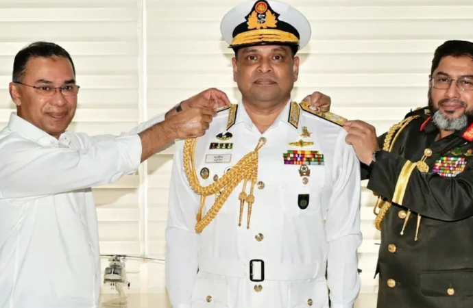 নৌবাহিনী প্রধান খোন্দকার মিসবাহ উল আজীম অ্যাডমিরাল পদে উন্নীত