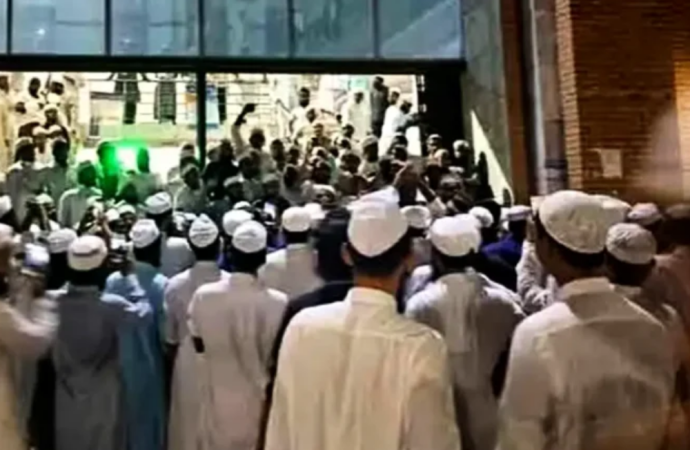 সংসদে হাসনাতের বক্তব্যে উত্তেজনা: ব্রাহ্মণবাড়িয়ায় মধ্যরাতে মাদরাসাছাত্রদের ঝটিকা বিক্ষোভ ও প্রতিবাদ মিছিল