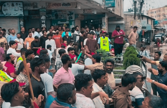 মুন্সিগঞ্জের শ্রীনগরে বিএনপির প্রতিষ্ঠাবার্ষিকীতে দুই গ্রুপের সংঘর্ষ: ওসিসহ আহত ১০, এলাকায় অতিরিক্ত পুলিশ মোতায়েন