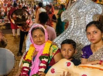 ২০০ বছর ও ৫ প্রজন্মের অপেক্ষার অবসান; কন্যাসন্তানকে রথে চড়িয়ে রাজকীয় বরণ ভারতে