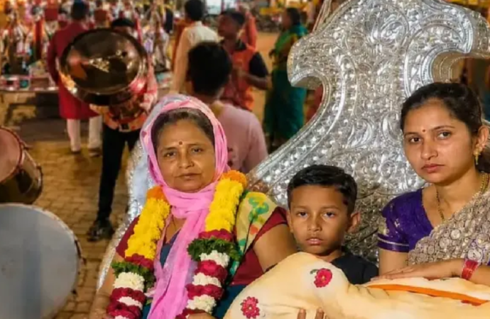 ২০০ বছর ও ৫ প্রজন্মের অপেক্ষার অবসান; কন্যাসন্তানকে রথে চড়িয়ে রাজকীয় বরণ ভারতে