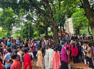উপাচার্য পরিবর্তনের প্রতিবাদে এবং সদ্য সাবেক ভিসি অধ্যাপক আবু সাদাত মোহাম্মদ সায়েমকে পুনর্বহালের দাবিতে ক্যাম্পাসে তীব্র আন্দোলন শুরু করেছেন শিক্ষার্থীরা