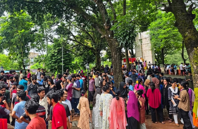 উপাচার্য পরিবর্তনের প্রতিবাদে এবং সদ্য সাবেক ভিসি অধ্যাপক আবু সাদাত মোহাম্মদ সায়েমকে পুনর্বহালের দাবিতে ক্যাম্পাসে তীব্র আন্দোলন শুরু করেছেন শিক্ষার্থীরা