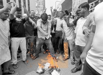 প্রশ্নপত্র ফাঁসের অভিযোগে কেন্দ্রমুখী পরীক্ষার্থীদের আকস্মিক চরম ভোগান্তি; পরীক্ষা স্থগিতের জেরে রাজধানীর একাধিক রাজপথ অবরোধ করে ক্ষোভ প্রকাশ করেছেন চাকরিপ্রার্থীরা।