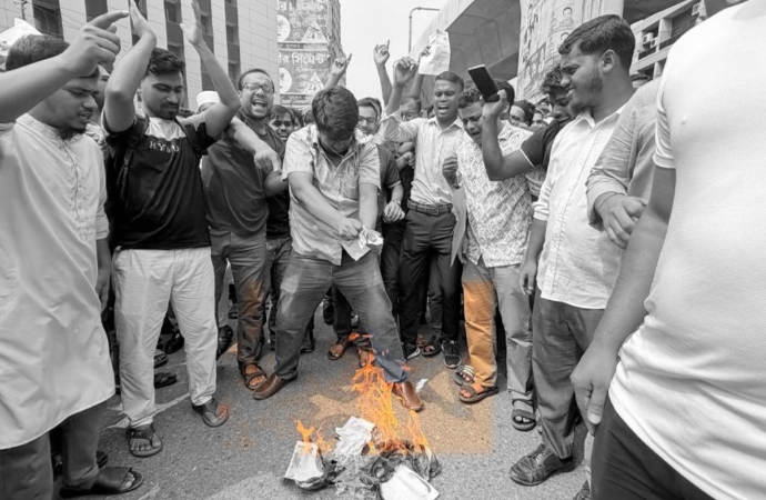 প্রশ্নপত্র ফাঁসের অভিযোগে কেন্দ্রমুখী পরীক্ষার্থীদের আকস্মিক চরম ভোগান্তি; পরীক্ষা স্থগিতের জেরে রাজধানীর একাধিক রাজপথ অবরোধ করে ক্ষোভ প্রকাশ করেছেন চাকরিপ্রার্থীরা।